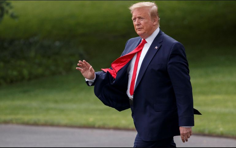 El presidente estadounidense Donald Trump saluda mientras camina hacia el Marine One este miércoles en la Casa Blanca. EFE/S. Thew