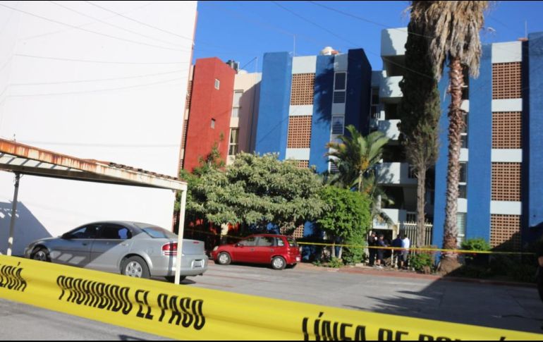 Oficiales de Zapopan encontraron en el lugar a un hombre afuera de un complejo de departamentos. ESPECIAL / Policía de Zapopan