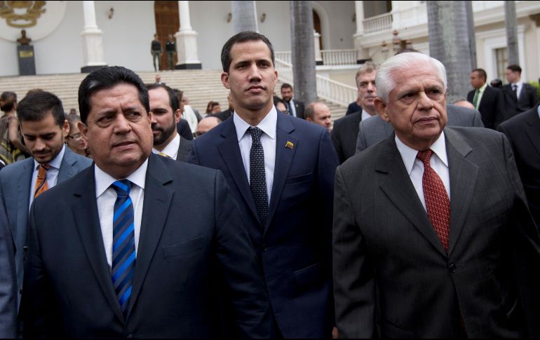 Después de la detención del vicepresidente del Legislativo, Édgar Zambrano, el reconocido como presidente en más de 50 países anunció que Nicolás Maduro quiere desaparecer el Parlamento nacional. AP / F. Llano