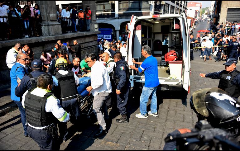 El tiroteo se dio ayer frente al Palacio de Gobierno en Cuernavaca, mientras se realizaba una manifestación de ambulantes. AP/T. Rivera