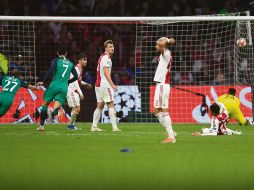 La pelota juguetea dentro del arco del Ajax, mientras los holandeses no pueden creer que Moura marcó por tercera vez y los eliminó. AP