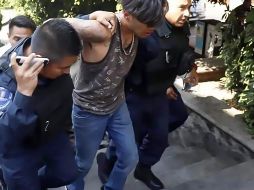 El hombre pasó por encima de reporteras para matar a Jesús García Rodríguez y a Roberto Castrejón; vorrió para escapar y durante su carrera siguió disparando mientras era perseguido por comerciantes y policías, quienes finalmente lo detuvieron. SUN / AFBV