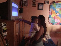 De acuerdo con el Inegi, en 2017 solamente el 41.8 por ciento de las madres solteras trabajaba y la quinta parte recibía un salario mínimo o menos.  EL INFORMADOR / ARCHIVO