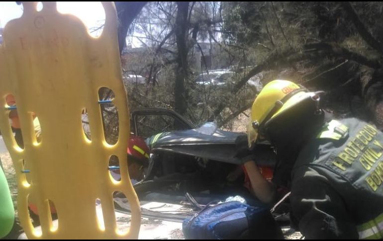 Además, se reportó la caída de un árbol sobre un vehículo que circulaba en calzada Lázaro Cárdenas y la calle Fuelle. TWITTER/ PCyBomberosGDL