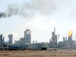 A la Canaco le preocupa que la decisión de declarar desierta la licitación de la refinería podría alejar inversiones. NTX / ARCHIVO