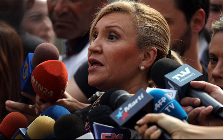 Doria Benaim, abogada del vicepresidente del Parlamento venezolano, Édgar Zambrano, habla con la prensa este jueves en las afueras de la sede del Sebin en Caracas. EFE/M. Gutiérrez