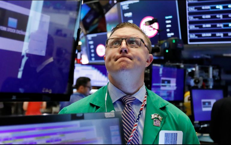 El Dow Jones retrocedió 138 unidades, 0.5%, a 25 mil 828 puntos. AP/R. Drew