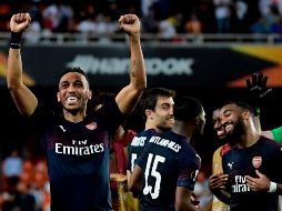 Aubameyang (I) anotó un triplete para el Arsenal. AFP/J. Soriano