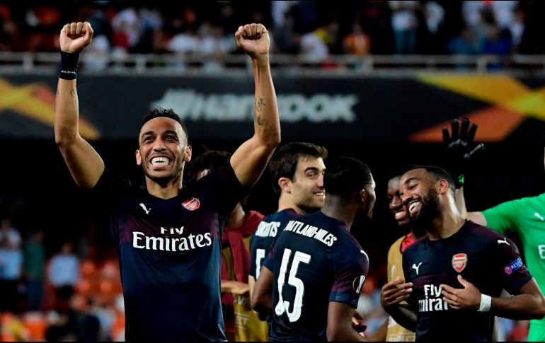 Aubameyang (I) anotó un triplete para el Arsenal. AFP/J. Soriano