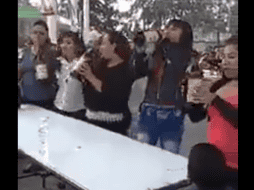 Todas las concursantes son animadas por los asistentes que les gritan 