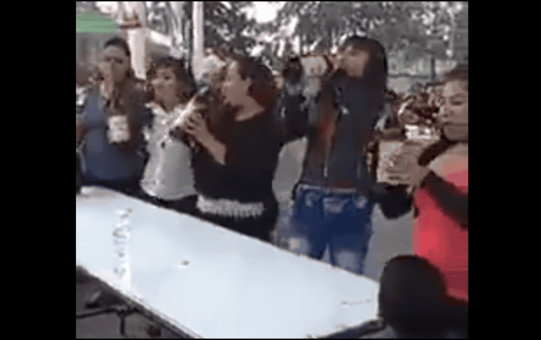 Todas las concursantes son animadas por los asistentes que les gritan 