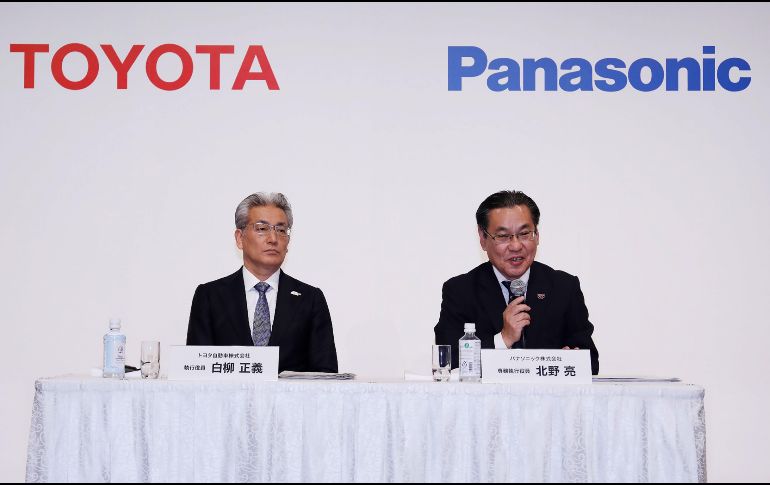 Masayoshi Shirayanagi, responsable financiero de Toyota, y Makoto Kitano, director de Panasonic, en conferencia de prensa. AFP/JIJI PRESS