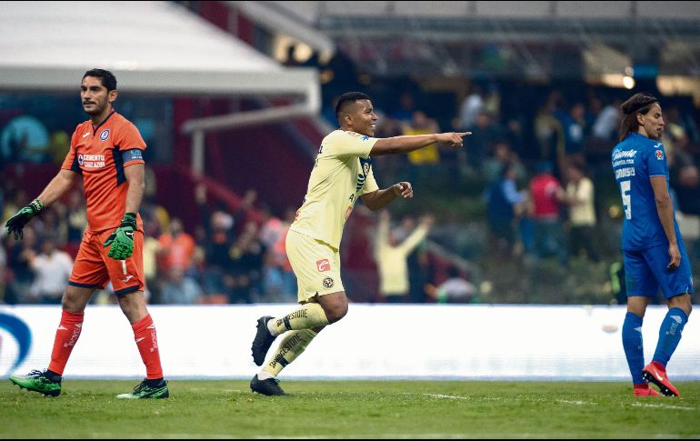 Rostros desencajados de los jugadores de La Máquina, mientras Roger Martínez festeja uno de sus dos tantos en el triunfo de las Águilas. MEXSPORT