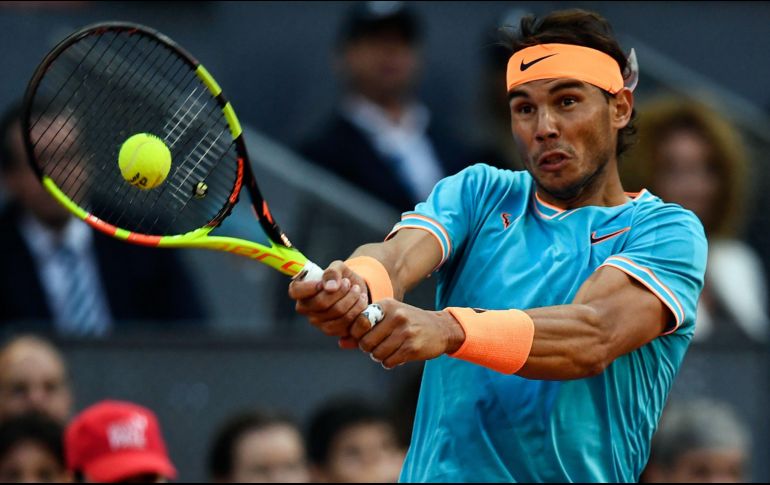 Rafael Nadal regresa una bola a Frances Tiafoe. EFE