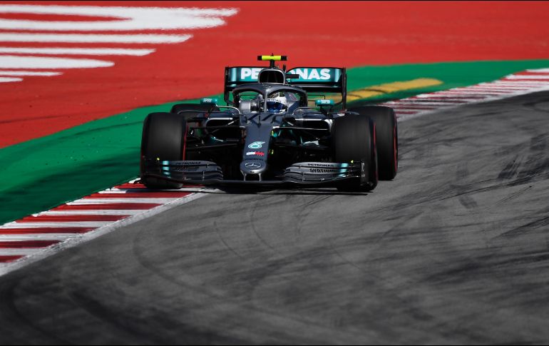 El finlandés Bottas superó en su mejor vuelta al actual campeón mundial y compañero de equipo. AFP / P. P. Marcou