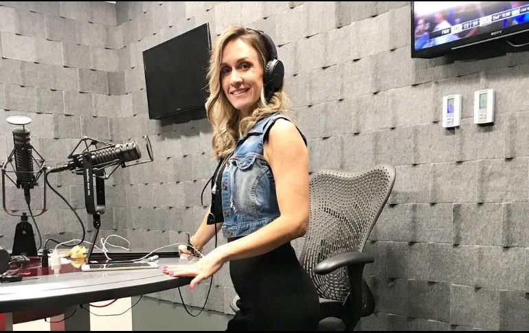 Hasta hace unos días, Simón se desempeñaba como periodista en la cadena ESPN, donde cubría el futbol femenil. TWITTER/@NellySimon