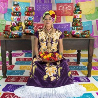 La cantante Lila Downs apoya la educación de mujeres indígenas