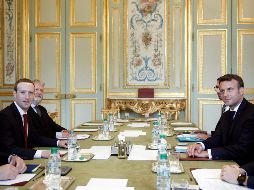 Mark Zuckerberg y Emmanuel Macron en el palacío del Elíseo. El fundador de Facebook se mostró “optimista” sobre la legislación impulsada por Francia. AP/Y. Valat
