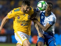 Andre Gignac (i), de Tigres, disputa el balón con Jaine Barreiro (d), de Tuzos, este sábado durante el juego correspondiente a la vuelta de los Cuartos de Final del Torneo Clausura 2019. EFE/M. Sierra