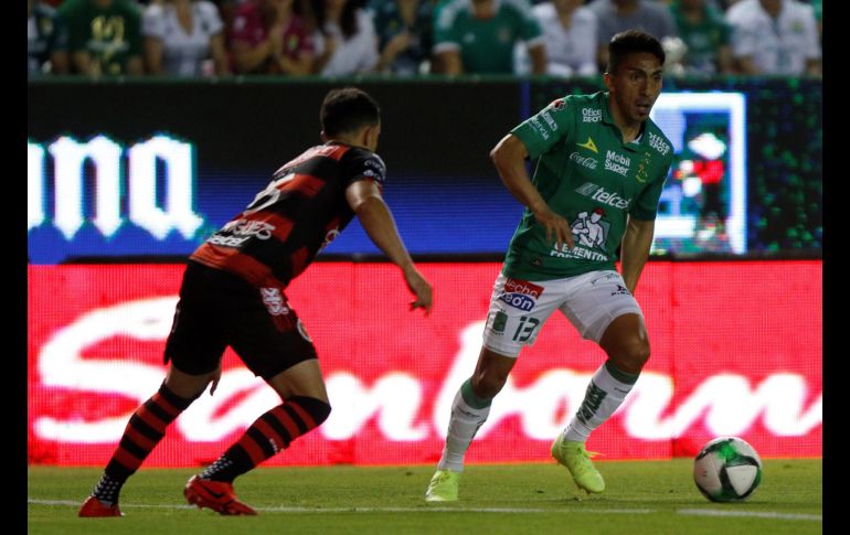 Ángel Mena (D) fue líder de goleo durante la fase regular con los esmeraldas. EFE/L. Ramírez