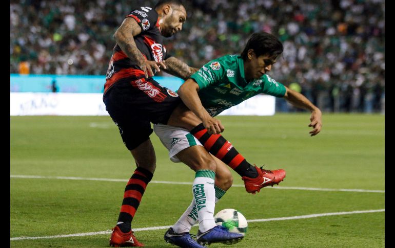 JJ Macías (D), delantero de León, tuvo algunas jugadas destacadas, pero no se hizo presente en el marcador. AFP/G. Becerra