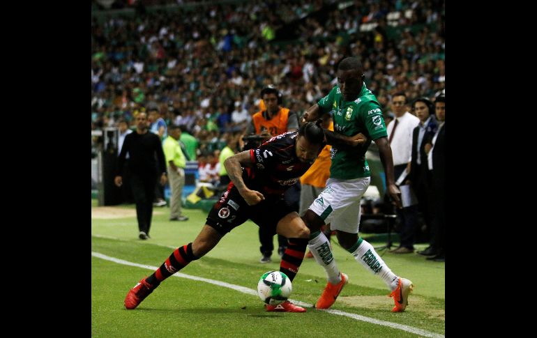 Julián Velázquez (I), de Xolos, disputa un balón con Joel Campbell (D). EFE/L. Ramírez