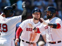 Sandy León (derecha) celebra con Jackie Bradley Jr. y Michael Chavis. AP/M. Dwyer