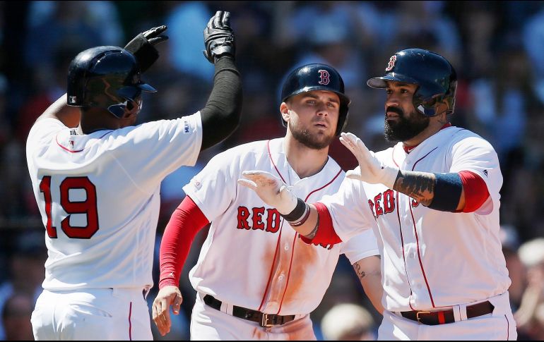 Sandy León (derecha) celebra con Jackie Bradley Jr. y Michael Chavis. AP/M. Dwyer