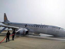 Un avión modelo Embraer tuvo problemas con el tren frontal de aterrizaje. AP / Aung Thura