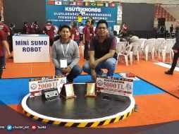 Luis Cortés (izq) y Adán de la Cruz (der) con su premio tras salir victoriosos en el torneo donde participan más de mil estudiantes de Turquía, Japón, Malasia, Rumanía, Túnez y México. TWITTER / @TecNM_MX