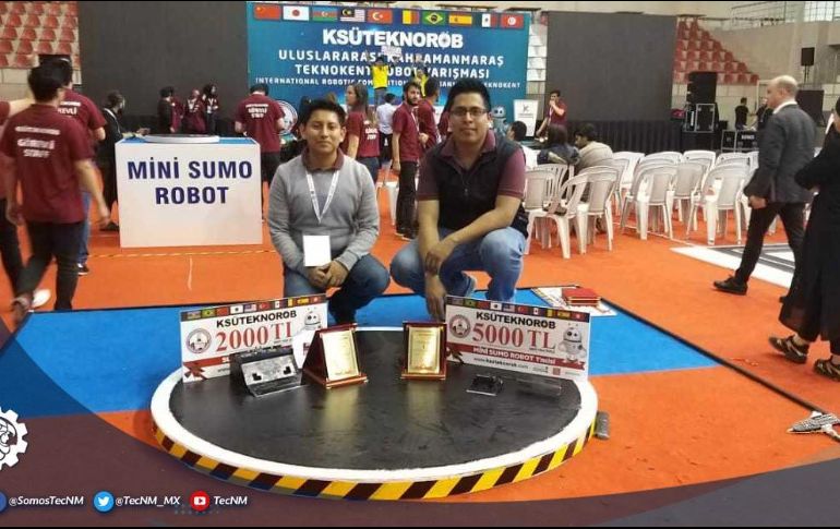 Luis Cortés (izq) y Adán de la Cruz (der) con su premio tras salir victoriosos en el torneo donde participan más de mil estudiantes de Turquía, Japón, Malasia, Rumanía, Túnez y México. TWITTER / @TecNM_MX