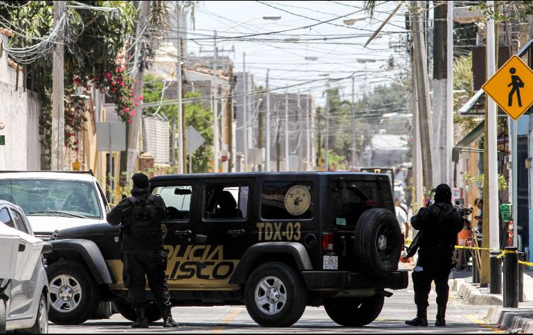 Policías resguardan el acceso a la fina en Zapopan. AFP/U. Ruiz