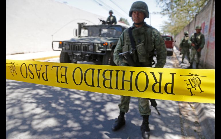Elementos del Ejército resguardan este domingo las inmediaciones de la finca en Zapopan. EFE/F. Guasco