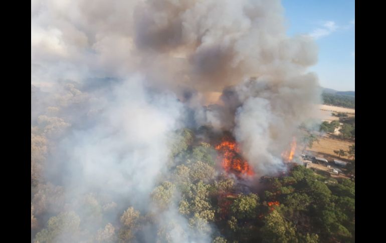 A la población cercana a la zona del incendio se recomienda cerrar puertas y ventanas para evitar el ingreso del humo. ESPECIAL