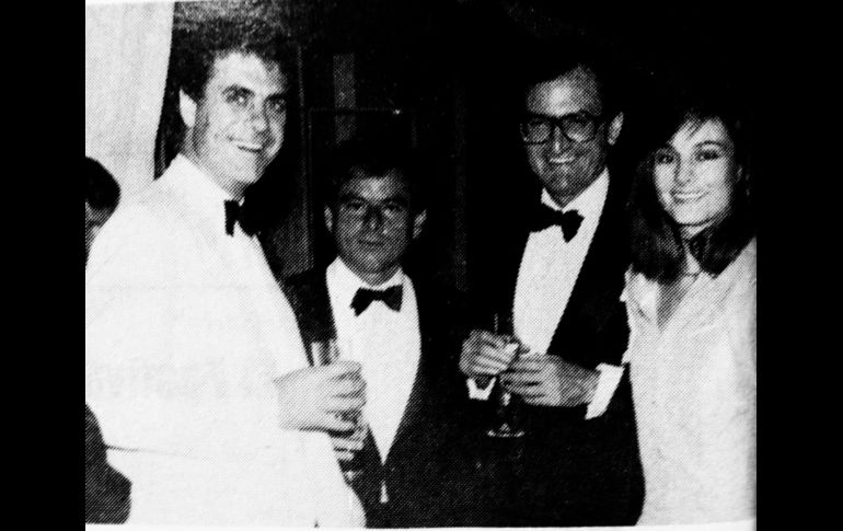 Entre los tapatíos muy CHIC en los salones de la casa de los MORENO vemos al hispano José Luis Zorete, al popular Bernardo Vivanco Díaz, Alejandro Gómez César y la adorable Martha Collignon de Gómez, prácticamente idénticos que hace 30 años. EL INFORMADOR / F. Partida