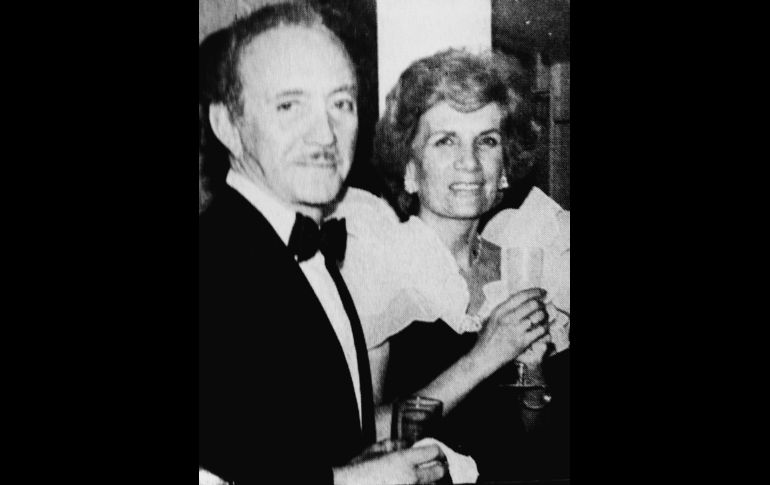 Gloria Verea Campos, sin duda una de las señoras más elegantes, sencillas y distinguidas de todo México, impecablemente vestida con un cuello de escarolas de shantung y terciopelo negro, conversa animadamente con el industrial de los discos Rogerio Azcárraga Madero, en aquella boda celebrada en 1988 o 89. EL INFORMADOR / F. Partida