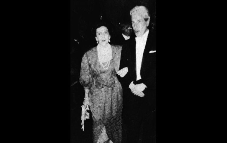 Pocas cintas en la historia de la cinematografía mundial reflejan de una manera tan real y auténtica los problemas y avatares por los que pasa un padre de familia al casarse su bella hija. Nos referimos, claro está, al film “El Papá de la Novia” (1950) estelarizada por Elizabeth Taylor y un reparto de lujo. Pues bien, ahora nos toca reseñar o describir las idénticas situaciones que se vivían y aún se viven (como en la película) en una boda de postín en la Cd. de México en donde el tapatío CARLOS MORENO TORRES al casar a su hija menor SOFÍA caracteriza de algún modo a SPENCER TRACY con todos los gozos y problemas que una gran boda puede llegar a suponer. Aquí vemos a Doña Adela Quijano de Sanz Briz, madre del novio escoltada por el muy propio “Papá de la novia”. EL INFORMADOR / F. Partida