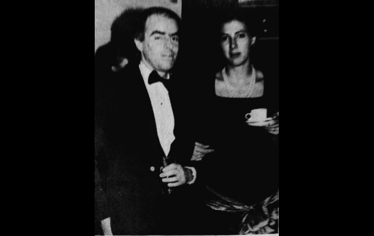 Se decía que en una época los mexicanos mejor parecidos y más elegantes de todo el país y dentro de un segmento joven lo fueron José Luis Vivanco Díaz y Nacho Orendain, ambos murieron relativamente jóvenes y con una vida por delante. Aquí la encantadora y exquisita Cristina Lobeira toma el café y los petit fours del brazo de Joselo. EL INFORMADOR / F. Partida