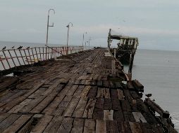 La estructura de una oficina en un embarcadaro quedó inclinada por el sismo del domigno. AP/ARCHIVO