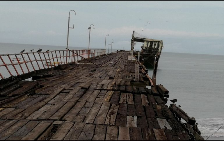 La estructura de una oficina en un embarcadaro quedó inclinada por el sismo del domigno. AP/ARCHIVO