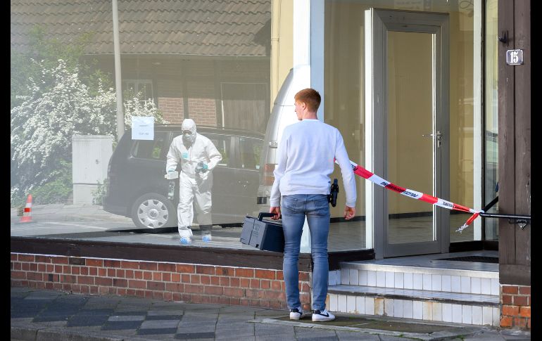 Un policía se dirige al edificio de departamentos donde hoy se localizaron dos personas muertas en Wittingen. AP/DPA/C. Gateau