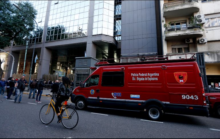 Los edificios fueron desalojados como medida de precaución mientras la Policía investiga la veracidad de la amenaza. AP/N. Pisarenko