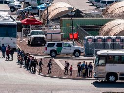 Migrantes se dirigen a camiones en El Paso, Texas, rumbo a albergues temporales. AFP/ARCHIVO