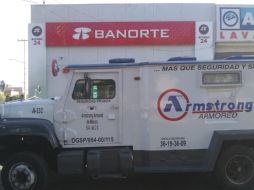 Autoridades no han confirmado si los asaltantes lograron llevarse parte del dinero del camión. ESPECIAL