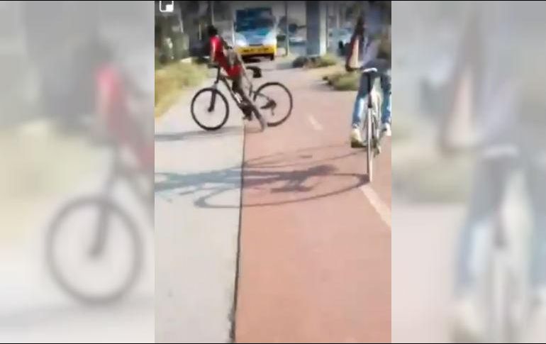 Según los documentos presentados por el fraccionamiento, el vehículo con número económico 2048, evita el tráfico que se realiza en la zona circulando por la banqueta. ESPECIAL/ @FraccCampoReal