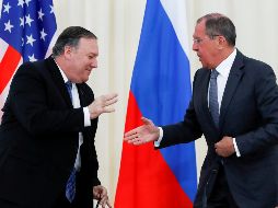 Mike Pompeo (i) posa para los fotógrafos junto a Sergei Lavrov, en Sochi. EFE/ P. Golovkin