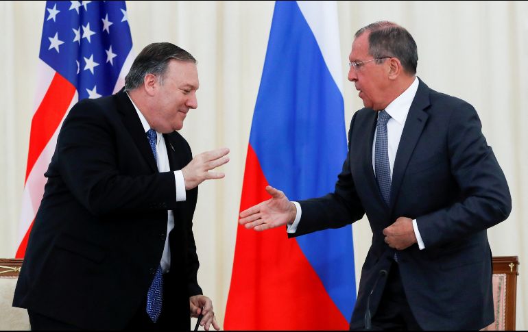 Mike Pompeo (i) posa para los fotógrafos junto a Sergei Lavrov, en Sochi. EFE/ P. Golovkin