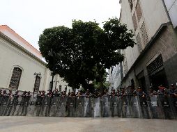 Fuerzas de seguridad venezolanas forman un cordón alrededor del congreso controlado por la oposición esta mañana. AP/F. Llano