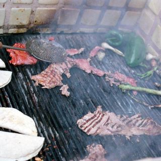 Hacer carne asada contamina más que un auto