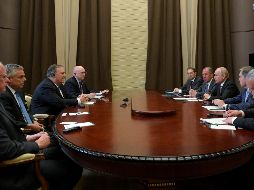 El secretario de Estado de EU, Mike Pompeo (3i), asiste a una reunión con el presidente de Rusia, Vladimir Putin (3-d), en el complejo turístico Mar Negro en Sochi. EFE/A. Druzhinin-SPUTNIK